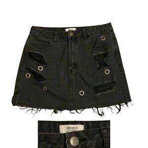 Forever 21 Women’s Black distressed Mini Skirt Size 30